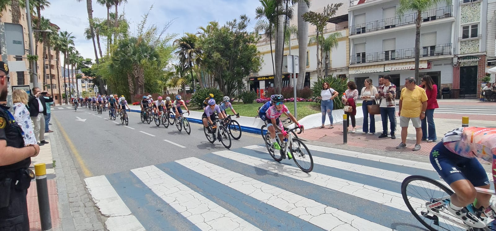 La segunda etapa de la vuelta ciclista a Andalucía femenina ha tenido su salida hoy desde Salobreña